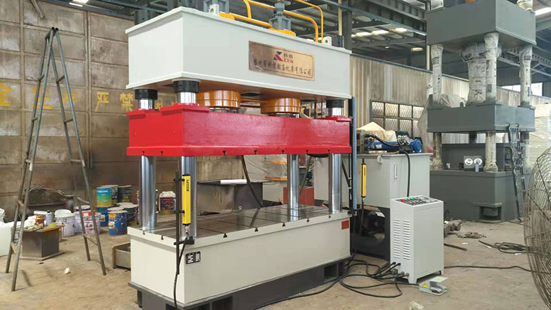 四柱315t液壓機(jī)